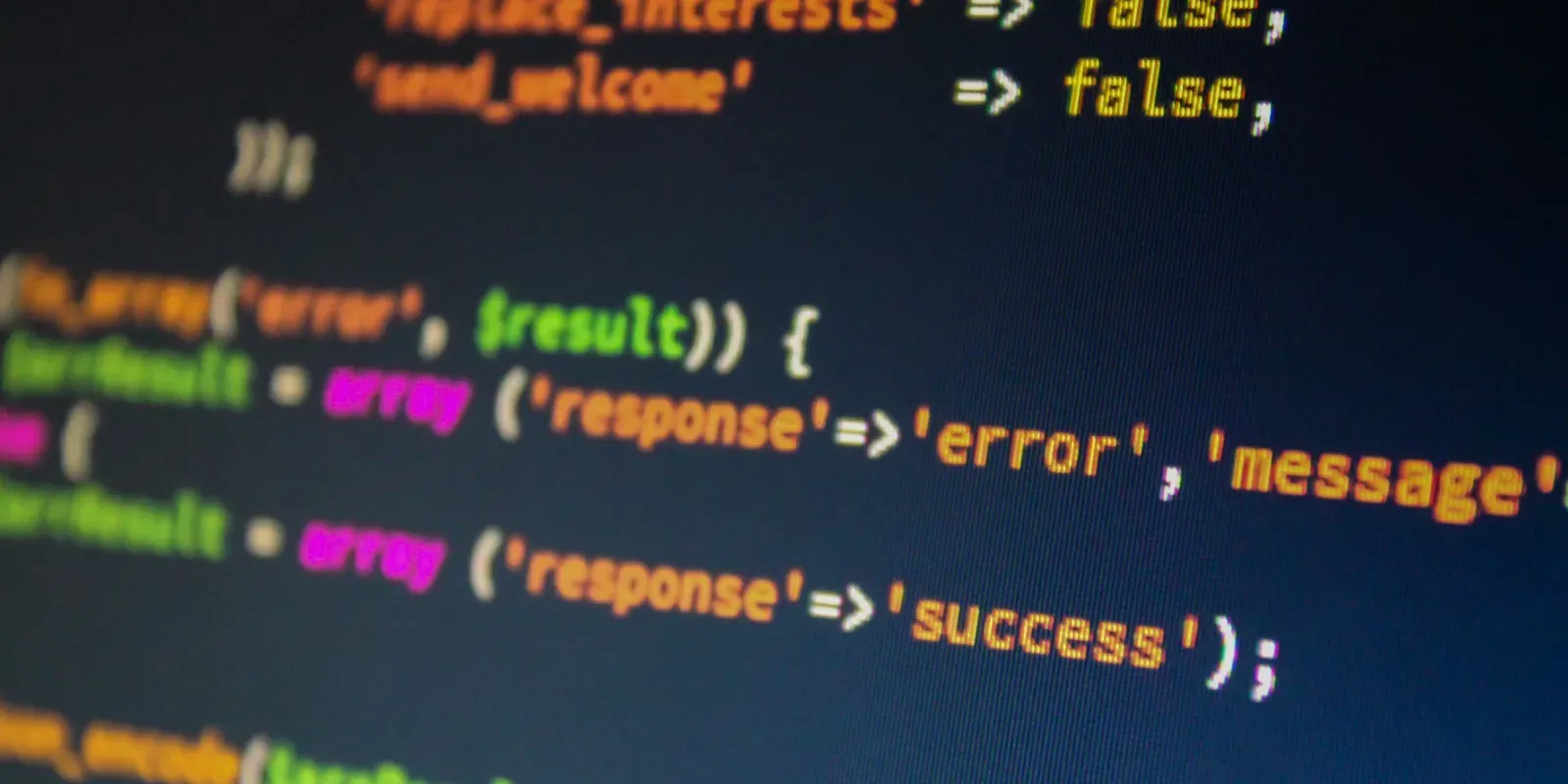 Nahaufnahme eines Monitors mit farbigen Codezeilen