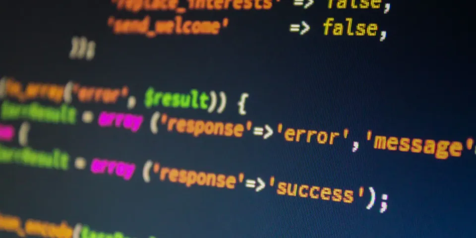 Nahaufnahme eines Monitors mit farbigen Codezeilen