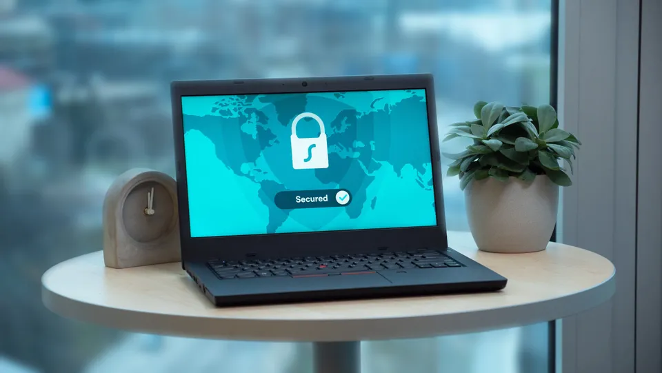 Laptop mit Schloss-Symbol auf dem Bildschirm als Symbol für Firewall-Schutz und sichere VPN-Verbindungen