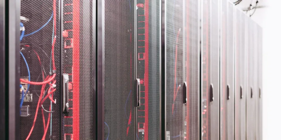Serverracks und Netzwerkkabel in einem Rechenzentrum