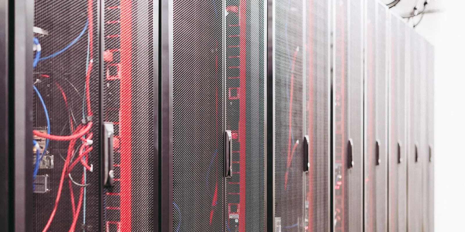 Serverracks und Netzwerkkabel in einem Rechenzentrum