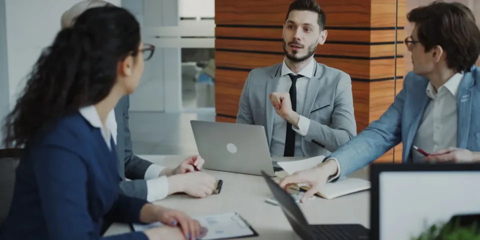 Vielfältiges Team bei einer Besprechung in einem modernen Büro