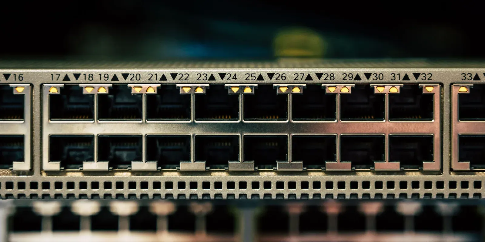 Netzwerkswitch mit mehreren Ethernetanschlüssen und Statusleuchten