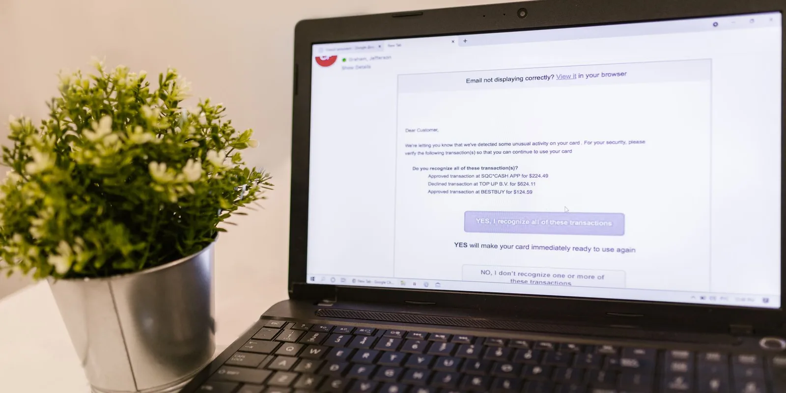 Laptop mit geöffnetem E-Mail-Postfach als Symbol für SPF, DKIM und DMARC zur Authentifizierung von Unternehmensmails